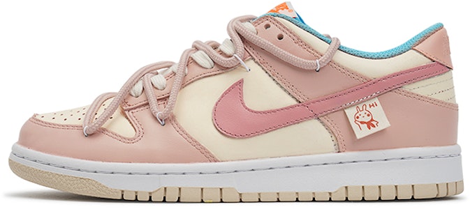 (W) 【カスタムシューズ】ナイキダンクロー「ストロベリーミルクバニー」女性用 FQ6864-111(TeamI-GS女款草莓奶兔W粉色) Order (W) 【カスタムシューズ】ナイキダンクロー「ストロベリーミルクバニー」女性用 FQ6864-111(TeamI-GS女款草莓奶兔W粉色)