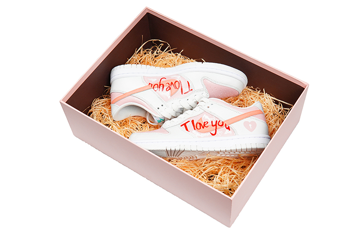 Order (W) 【カスタムシューズ】 (女性用) ナイキダンクロー「トロピカルツイスト」 CW1590-101(TeamP-款白粉色女鞋涂鸦风喷绘)