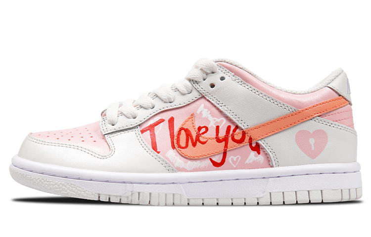 Lookbook (W) 【カスタムシューズ】 (女性用) ナイキダンクロー「トロピカルツイスト」 CW1590-101(TeamP-款白粉色女鞋涂鸦风喷绘)