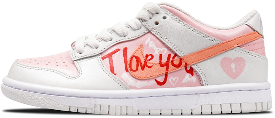 (W) Zapatillas Nike Dunk Low 'Tropical Twist Graffiti Heart Lock' CW1590-101(TeamP-款白粉色女鞋涂鸦风喷绘) Lookbook (W) Zapatillas Nike Dunk Low 'Tropical Twist Graffiti Heart Lock' CW1590-101(TeamP-款白粉色女鞋涂鸦风喷绘)