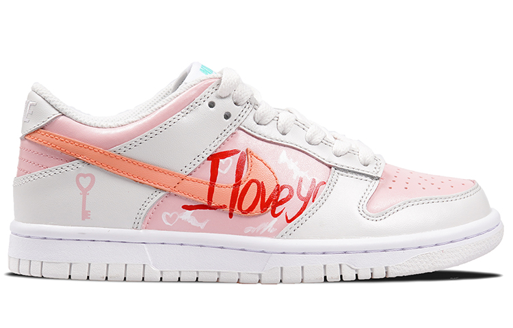 Shop (W) 【カスタムシューズ】 (女性用) ナイキダンクロー「トロピカルツイスト」 CW1590-101(TeamP-款白粉色女鞋涂鸦风喷绘)
