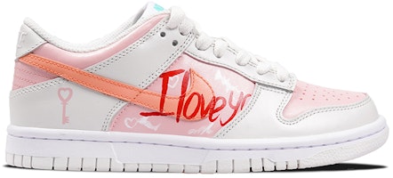 (W) 【カスタムシューズ】 (女性用) ナイキダンクロー「トロピカルツイスト」 CW1590-101(TeamP-款白粉色女鞋涂鸦风喷绘) Shop (W) 【カスタムシューズ】 (女性用) ナイキダンクロー「トロピカルツイスト」 CW1590-101(TeamP-款白粉色女鞋涂鸦风喷绘)