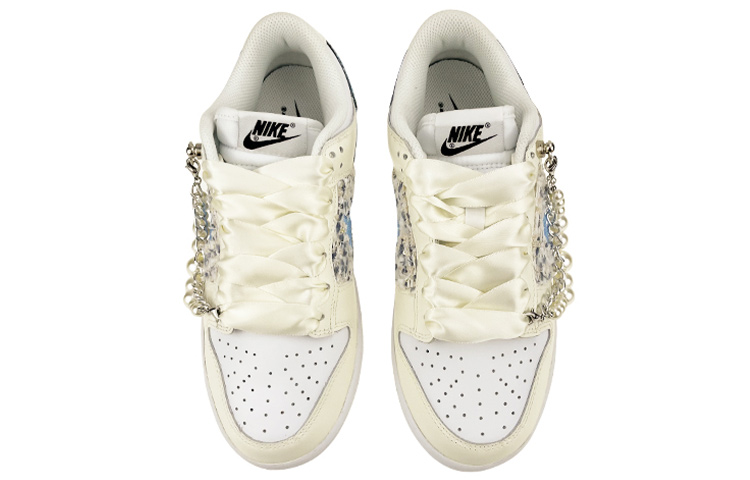 Shop 【定制球鞋】Nike Dunk Low 是在玩鞋禮盒 小香風 毛呢貼布 珍珠鏈條 緞帶 禮物 低幫 板鞋 女款 白藍