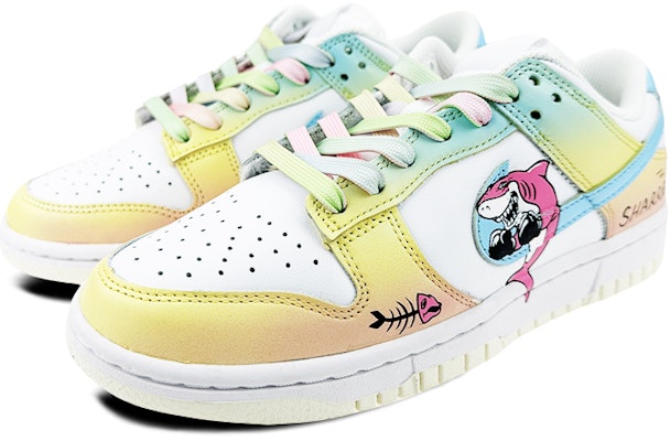 【訂製球鞋】Nike Dunk Low MAY 西海岸鯊魚塗鴉彩虹漸變 低幫 板鞋 女款 白粉 Lookbook 【訂製球鞋】Nike Dunk Low MAY 西海岸鯊魚塗鴉彩虹漸變 低幫 板鞋 女款 白粉