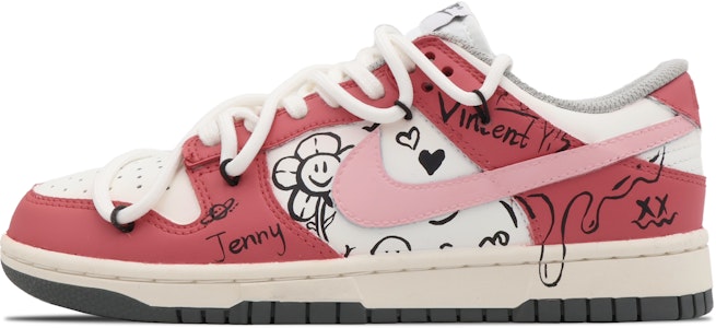 (W) 【カスタムシューズ】ウィメンズ ナイキダンクロー 'ホワイトレッドベリーグラフィティ' DD1503-117(Team53-女款小莓桃S-BOX) Order (W) 【カスタムシューズ】ウィメンズ ナイキダンクロー 'ホワイトレッドベリーグラフィティ' DD1503-117(Team53-女款小莓桃S-BOX)