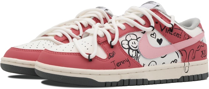 (W) 【カスタムシューズ】ウィメンズ ナイキダンクロー 'ホワイトレッドベリーグラフィティ' DD1503-117(Team53-女款小莓桃S-BOX) Shop (W) 【カスタムシューズ】ウィメンズ ナイキダンクロー 'ホワイトレッドベリーグラフィティ' DD1503-117(Team53-女款小莓桃S-BOX)