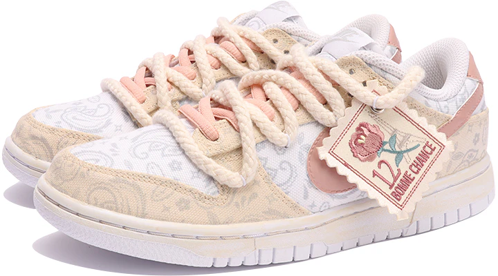 【定製球鞋】Nike Dunk Low ESS 玫瑰布貼 腰果花 復古vibe 做舊氧化 休閒 低幫 板鞋 女款 米粉色 Lookbook 【定製球鞋】Nike Dunk Low ESS 玫瑰布貼 腰果花 復古vibe 做舊氧化 休閒 低幫 板鞋 女款 米粉色