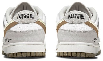 (W) 나이키 덩크 로우 SE '모카 그래피티' (더블 스우시) DO9457-100(TeamY-男女款双勾小摩卡白棕QD) Shop (W) 나이키 덩크 로우 SE '모카 그래피티' (더블 스우시) DO9457-100(TeamY-男女款双勾小摩卡白棕QD)