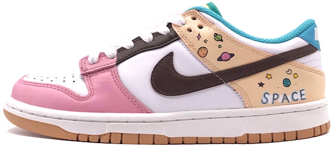 (W) 【定制鞋款】Nike Dunk Low SE '免费.99 手绘涂鸦' cz2496-100(Team-D女款七夕流浪地球)BOX Buy (W) 【定制鞋款】Nike Dunk Low SE '免费.99 手绘涂鸦' cz2496-100(Team-D女款七夕流浪地球)BOX
