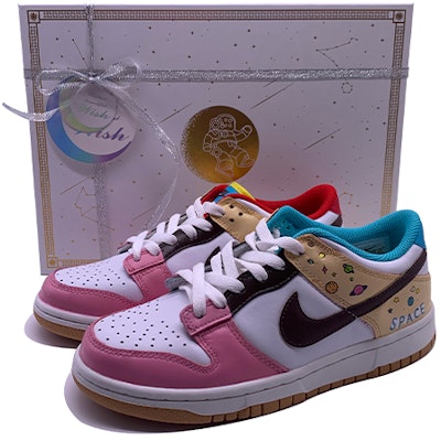 【定制球鞋】Nike Dunk Low Se “Free.99” 手繪 塗鴉 流浪星球 情侶款 低幫 板鞋 女款 白綠藍 Details for 【定制球鞋】Nike Dunk Low Se “Free.99” 手繪 塗鴉 流浪星球 情侶款 低幫 板鞋 女款 白綠藍