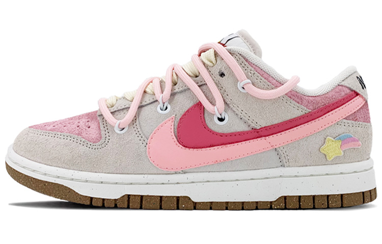 Buy (W) 【カスタムシューズ】ナイキ ダンク ロー SE 'グレイピンク レインボー刺繍' (女性用) DO9457-100(TeamK-淡粉彩虹QDS-BOX)