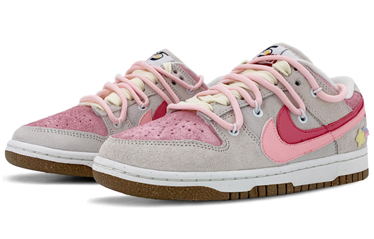 Lookbook (W) 【カスタムシューズ】ナイキ ダンク ロー SE 'グレイピンク レインボー刺繍' (女性用) DO9457-100(TeamK-淡粉彩虹QDS-BOX)