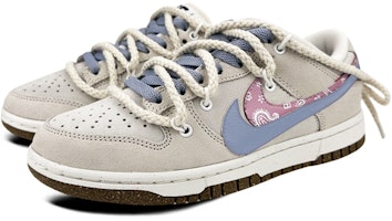 【定製球鞋】Nike Dunk Low SE 雙層 Swoosh 復古解構 vibe 腰果花 麻繩鞋帶 低幫 板鞋 女款 灰粉紫 Lookbook 【定製球鞋】Nike Dunk Low SE 雙層 Swoosh 復古解構 vibe 腰果花 麻繩鞋帶 低幫 板鞋 女款 灰粉紫