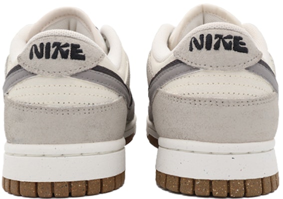 (W) ナイキ ダンクLow SE "パンダ Xmas グレー白Wスウッシュ" DO9457-100(Team37-女款灰色地带) Shop (W) ナイキ ダンクLow SE "パンダ Xmas グレー白Wスウッシュ" DO9457-100(Team37-女款灰色地带)