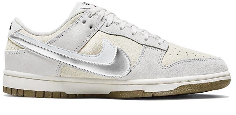 (W) 【カスタムシューズ】(女性用) ナイキ ダンク ロー SE「リバース グレー-ホワイト ダブル スウォッシュ」 DO9457-100(TeamY-女款纸飞机反转白银) Order (W) 【カスタムシューズ】(女性用) ナイキ ダンク ロー SE「リバース グレー-ホワイト ダブル スウォッシュ」 DO9457-100(TeamY-女款纸飞机反转白银)