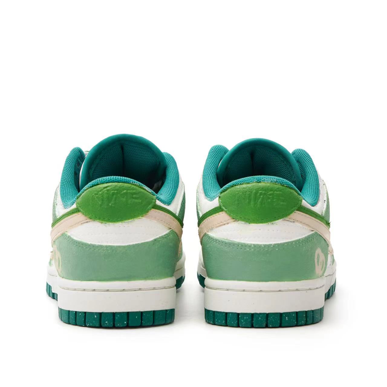 Shop (W) 【カスタムシューズ】(女性) ナイキ ダンク ロー SE 'ホワイト グリーン オニオン リング' DO9457-101(Team33-女款洋葱圈)
