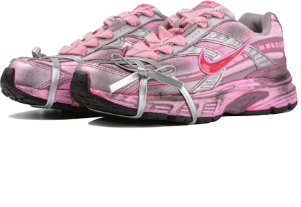 (W) 【カスタムシューズ】(女性用) ナイキイニシエーター「フレイミングトレース - ユースフルY2K」 394053-101(Team4-女款烈焰之痕) Lookbook (W) 【カスタムシューズ】(女性用) ナイキイニシエーター「フレイミングトレース - ユースフルY2K」 394053-101(Team4-女款烈焰之痕)