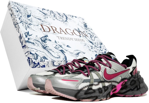 【客製化球鞋】Nike V2K Run 萬花簫 速度與熱情 禮盒 台灣風系列 龍年 運動風 閃耀 時尚百搭防滑耐磨 低筒跑步鞋 女款 白灰粉 Buy 【客製化球鞋】Nike V2K Run 萬花簫 速度與熱情 禮盒 台灣風系列 龍年 運動風 閃耀 時尚百搭防滑耐磨 低筒跑步鞋 女款 白灰粉