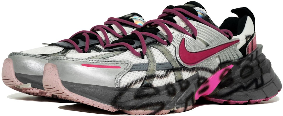 【客製化球鞋】Nike V2K Run 萬花簫 速度與熱情 禮盒 台灣風系列 龍年 運動風 閃耀 時尚百搭防滑耐磨 低筒跑步鞋 女款 白灰粉 Shop 【客製化球鞋】Nike V2K Run 萬花簫 速度與熱情 禮盒 台灣風系列 龍年 運動風 閃耀 時尚百搭防滑耐磨 低筒跑步鞋 女款 白灰粉