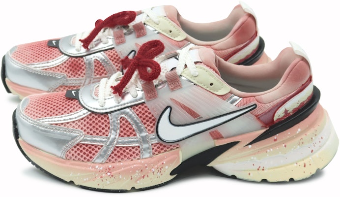 (W) 나이키 V2K 런 '레드벨벳 럭키 파르페' (커스텀 슈즈) FD0736-100(Team186-红丝绒S-BOX) Shop (W) 나이키 V2K 런 '레드벨벳 럭키 파르페' (커스텀 슈즈) FD0736-100(Team186-红丝绒S-BOX)