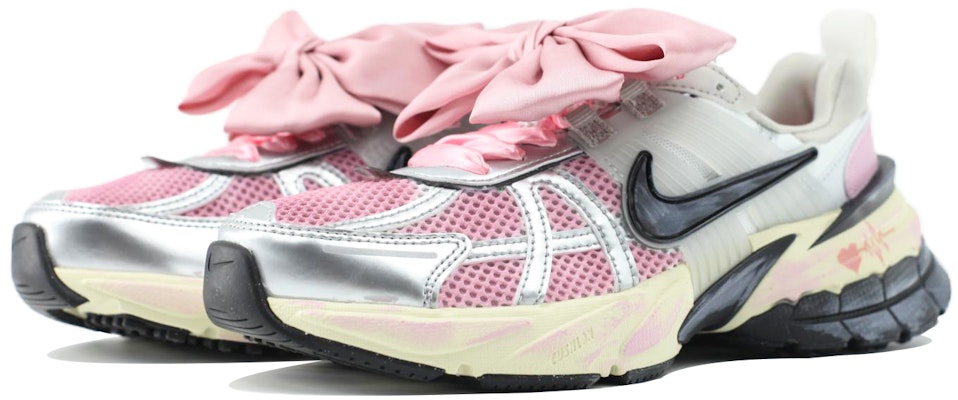 (W) 나이키 V2K 런 '스윗하트 실버-핑크' (커스텀) FD0736-100(Team甜蜜爱心) Shop (W) 나이키 V2K 런 '스윗하트 실버-핑크' (커스텀) FD0736-100(Team甜蜜爱心)