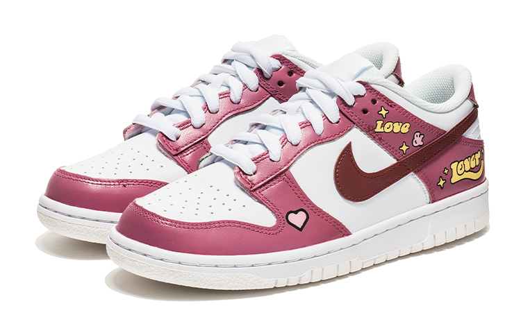 Shop (W) ナイキ ワイルドクレーン×ダンクLow ピンクY2Kグラフィティ DH9765-100(TeamB-情人节女款桃红Q-BOX)