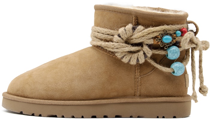 (W) UGG 클래식 미니 '브라운 페스티브 버클' (커스텀) 1016222-CHE(Team63-笙笙扣新年袋) Lookbook (W) UGG 클래식 미니 '브라운 페스티브 버클' (커스텀) 1016222-CHE(Team63-笙笙扣新年袋)