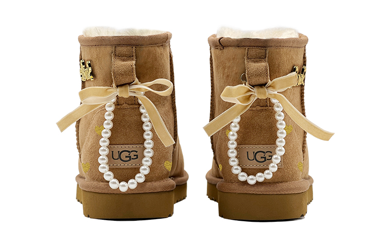 Shop 【訂製球鞋】UGG CLASSIC MINI 羊皮 舒適休閒 珍珠蝴蝶結 小愛心 低筒 雪地靴 女款 栗色