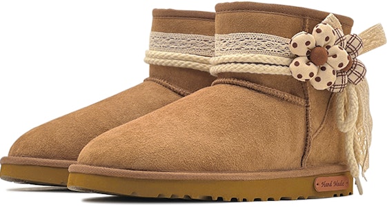 【訂製球鞋】 UGG CLASSIC MINI 新年穿搭 美拉德風 蕾絲花花 舒適保暖 短筒 雪地靴 女款 栗色 Shop 【訂製球鞋】 UGG CLASSIC MINI 新年穿搭 美拉德風 蕾絲花花 舒適保暖 短筒 雪地靴 女款 栗色