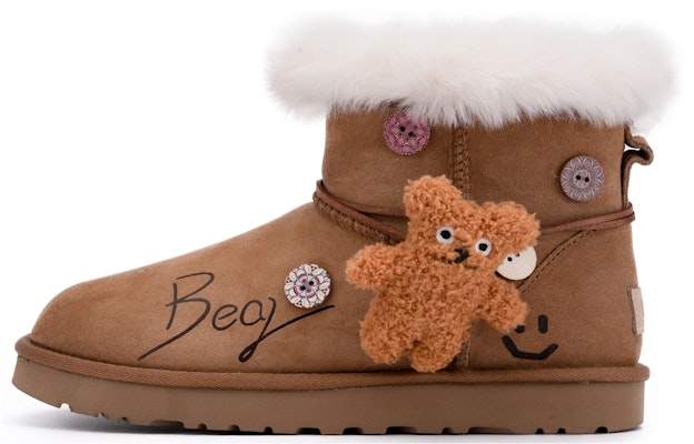 (W) 【カスタムシューズ】UGG クラシックミニ 'ダ・ヴィンチベアブラウン' 1016222-CHE 1016222-CHE(TeamM-BEAR-BOX) Order (W) 【カスタムシューズ】UGG クラシックミニ 'ダ・ヴィンチベアブラウン' 1016222-CHE 1016222-CHE(TeamM-BEAR-BOX)