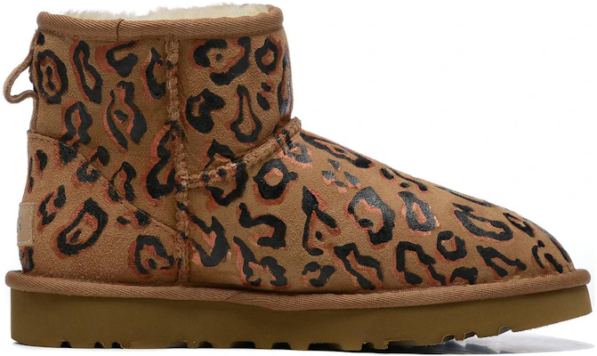 (W) 맞춤 UGG 클래식 숏 "밤색" (Matcheum UGG Keullaesik Syot "Bamsaek") 1016222-CHE(Team54-豹纹色) Lookbook (W) 맞춤 UGG 클래식 숏 "밤색" (Matcheum UGG Keullaesik Syot "Bamsaek") 1016222-CHE(Team54-豹纹色)