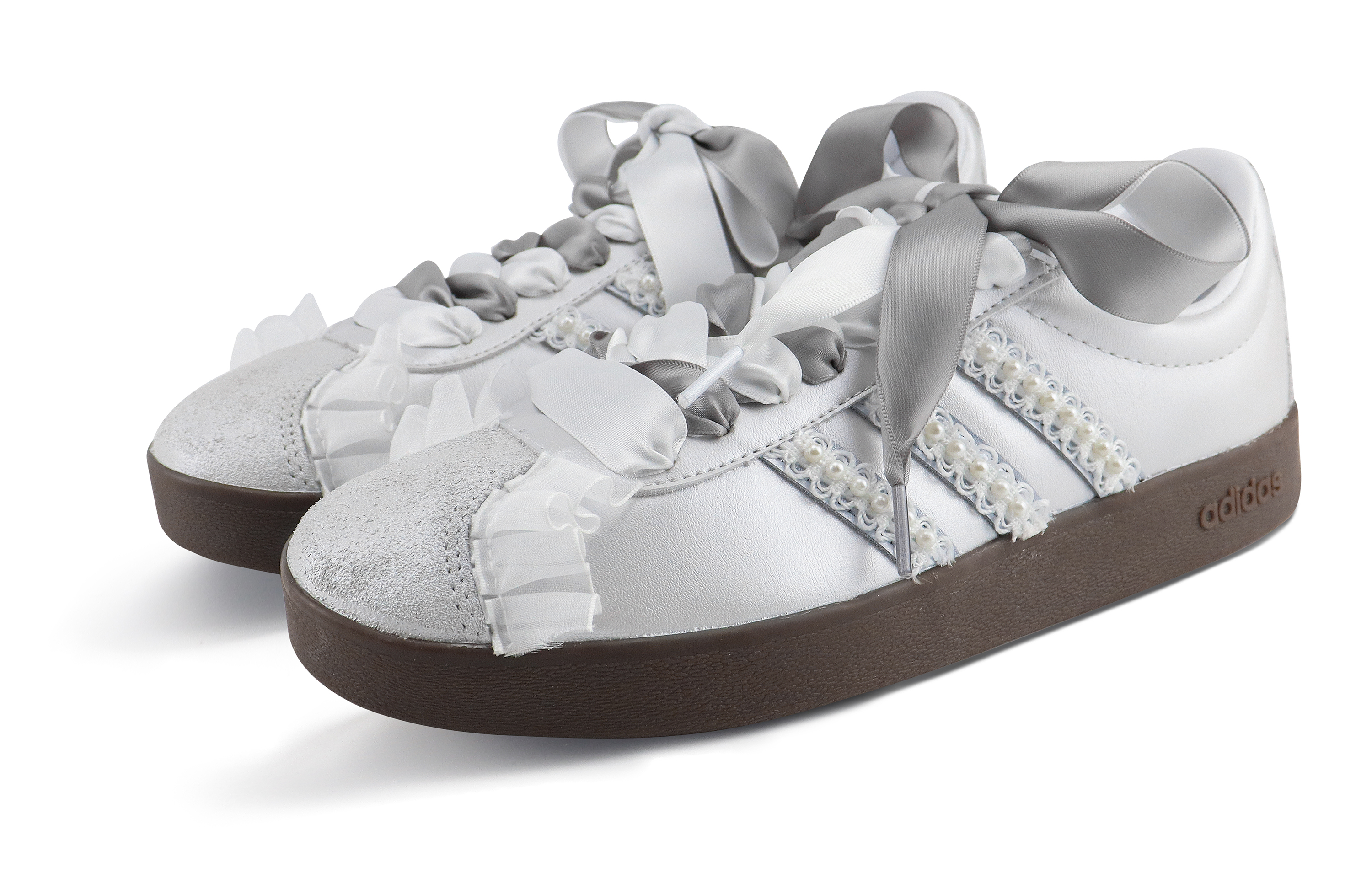 Shop 【訂製球鞋】 adidas neo Vl Court 淺墨染指 芭蕾愛麗絲 甜妹風 珍珠花邊 低筒 板鞋 男女同款 銀白