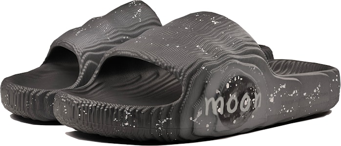 【定制球鞋】 adidas originals Adilette 機械魔靈 月球幻境 特殊鞋盒 潑墨 漸變 一字拖鞋 男女同款 深灰 Shop 【定制球鞋】 adidas originals Adilette 機械魔靈 月球幻境 特殊鞋盒 潑墨 漸變 一字拖鞋 男女同款 深灰