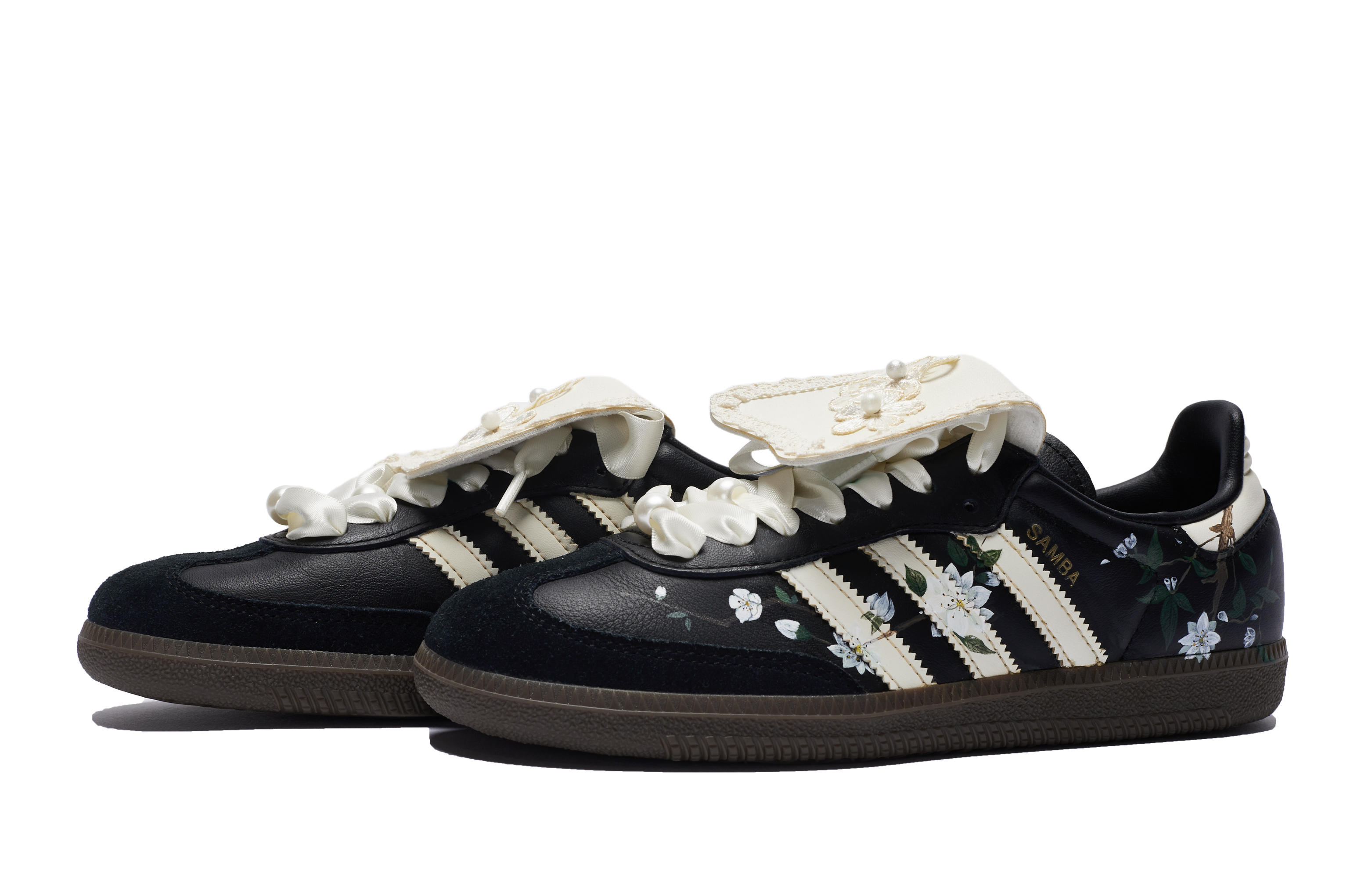 Shop [定制鞋款] 阿迪达斯 Originals 三叶草 '玉兰蕾丝 黑白款' B75807(Team80-男女同款玉兰缀枝头)