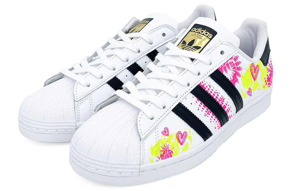 Shop [定制鞋款] adidas Originals Superstar '爱心涂鸦 粉-绿' EG4958(Team2-撞色爱心涂鸦)