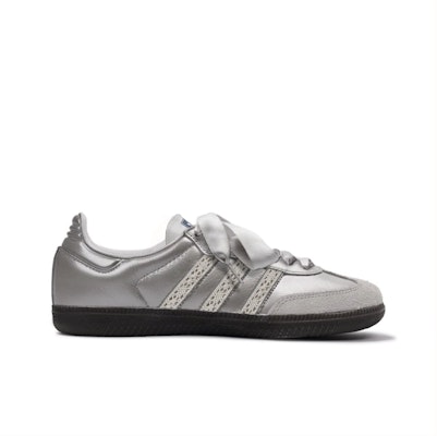 【訂製球鞋】 adidas originals Samba OG 德訓 月光銀刻 千禧 芭蕾風 優雅 蕾絲花邊 絲綢鞋帶 耐磨 低筒 板鞋 男女同款 銀色 Lookbook 【訂製球鞋】 adidas originals Samba OG 德訓 月光銀刻 千禧 芭蕾風 優雅 蕾絲花邊 絲綢鞋帶 耐磨 低筒 板鞋 男女同款 銀色