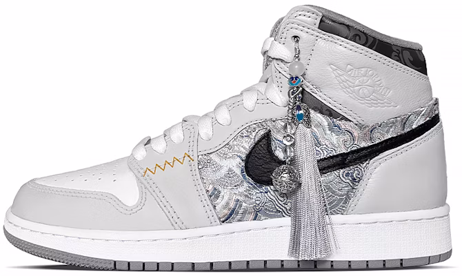 【訂製球鞋】Jordan Air Jordan 1 玉清瓏 掛飾 鈴鐺 貼布 清雅 搭配任何風格流行趨勢 高筒 復古籃球鞋 男女款 灰白銀 Order 【訂製球鞋】Jordan Air Jordan 1 玉清瓏 掛飾 鈴鐺 貼布 清雅 搭配任何風格流行趨勢 高筒 復古籃球鞋 男女款 灰白銀