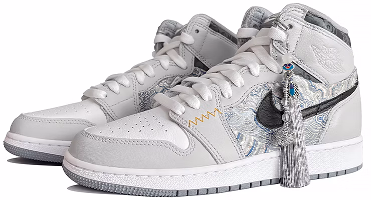 【訂製球鞋】Jordan Air Jordan 1 玉清瓏 掛飾 鈴鐺 貼布 清雅 搭配任何風格流行趨勢 高筒 復古籃球鞋 男女款 灰白銀 Shop 【訂製球鞋】Jordan Air Jordan 1 玉清瓏 掛飾 鈴鐺 貼布 清雅 搭配任何風格流行趨勢 高筒 復古籃球鞋 男女款 灰白銀