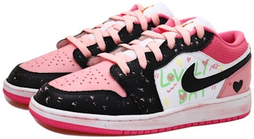 【客製化球鞋】 Jordan Air Jordan 1 低筒 多巴胺 塗鴉 愛心 老化 復古籃球鞋 GS 黑粉白 Lookbook 【客製化球鞋】 Jordan Air Jordan 1 低筒 多巴胺 塗鴉 愛心 老化 復古籃球鞋 GS 黑粉白