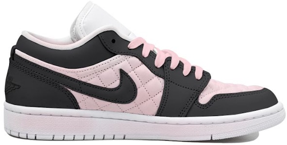 【定製球鞋】 Jordan Air Jordan 1 Low OKHR 花 掛飾 腮紅 做舊 暈染 低幫 復古籃球鞋 GS 黑粉 Lookbook 【定製球鞋】 Jordan Air Jordan 1 Low OKHR 花 掛飾 腮紅 做舊 暈染 低幫 復古籃球鞋 GS 黑粉