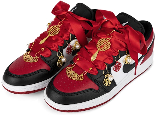 【訂製球鞋】 Jordan Air Jordan 1 低筒 結婚主題 中式 禮盒 秀禾 婚鞋 古風雙喜 珍珠掛飾喜慶 百搭 低筒 復古籃球 Lookbook 【訂製球鞋】 Jordan Air Jordan 1 低筒 結婚主題 中式 禮盒 秀禾 婚鞋 古風雙喜 珍珠掛飾喜慶 百搭 低筒 復古籃球