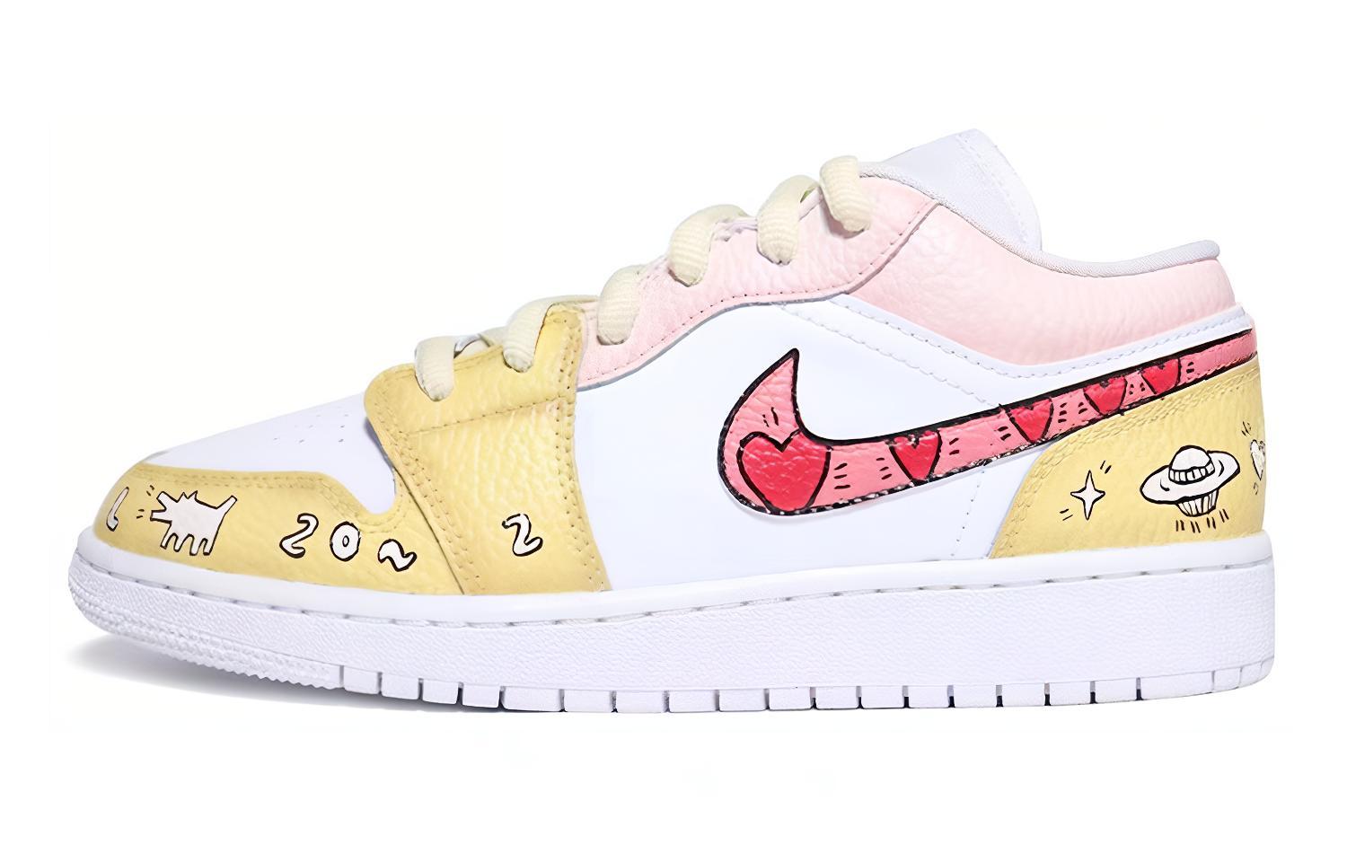 Buy 【カスタムシューズ】エアジョーダン1 ロー 「グラフィティクリスマス - イエロー」 553560-130(Team伍-女款爱心黄粉白)