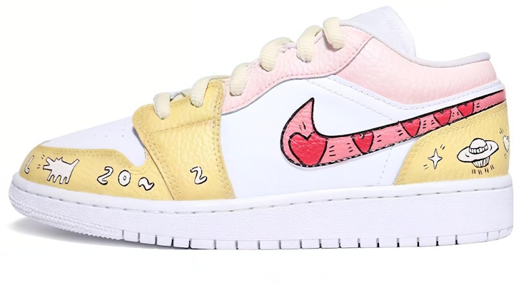 【カスタムシューズ】エアジョーダン1 ロー 「グラフィティクリスマス - イエロー」 553560-130(Team伍-女款爱心黄粉白) Buy 【カスタムシューズ】エアジョーダン1 ロー 「グラフィティクリスマス - イエロー」 553560-130(Team伍-女款爱心黄粉白)