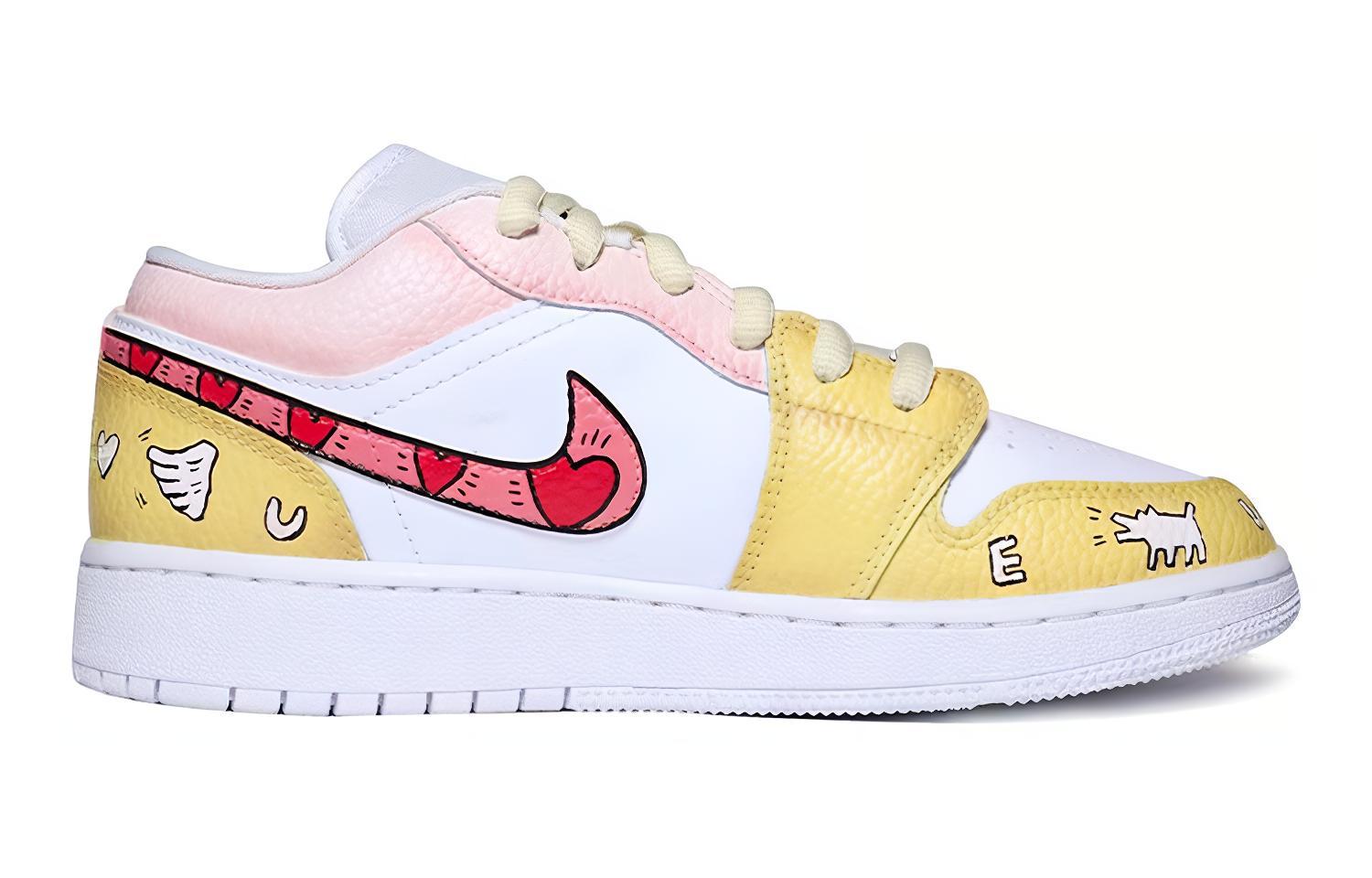Order 【カスタムシューズ】エアジョーダン1 ロー 「グラフィティクリスマス - イエロー」 553560-130(Team伍-女款爱心黄粉白)