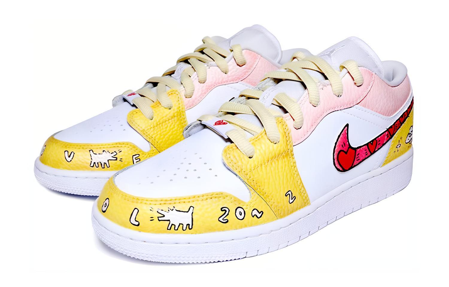 Lookbook 【カスタムシューズ】エアジョーダン1 ロー 「グラフィティクリスマス - イエロー」 553560-130(Team伍-女款爱心黄粉白)