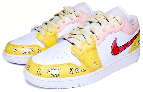 【カスタムシューズ】エアジョーダン1 ロー 「グラフィティクリスマス - イエロー」 553560-130(Team伍-女款爱心黄粉白) Lookbook 【カスタムシューズ】エアジョーダン1 ロー 「グラフィティクリスマス - イエロー」 553560-130(Team伍-女款爱心黄粉白)