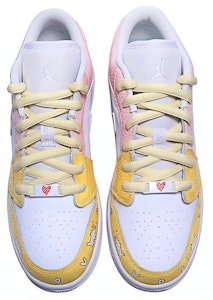 【カスタムシューズ】エアジョーダン1 ロー 「グラフィティクリスマス - イエロー」 553560-130(Team伍-女款爱心黄粉白) Shop 【カスタムシューズ】エアジョーダン1 ロー 「グラフィティクリスマス - イエロー」 553560-130(Team伍-女款爱心黄粉白)