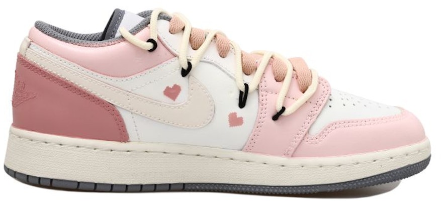 【訂製球鞋】 Jordan Air Jordan 1 OKHR 愛心 戀愛條形碼 把舊的 低筒 解構鞋帶 低筒 復古籃球鞋 GS 白粉 Lookbook 【訂製球鞋】 Jordan Air Jordan 1 OKHR 愛心 戀愛條形碼 把舊的 低筒 解構鞋帶 低筒 復古籃球鞋 GS 白粉