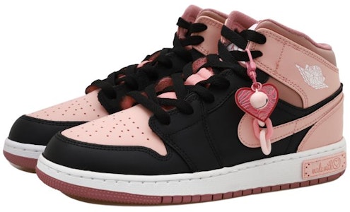 커스텀 에어 조던 1 로우 '러브레터 블랙 화이트' DQ8423-616(Team拾玖-情意绵绵S-BOX) Shop 커스텀 에어 조던 1 로우 '러브레터 블랙 화이트' DQ8423-616(Team拾玖-情意绵绵S-BOX)