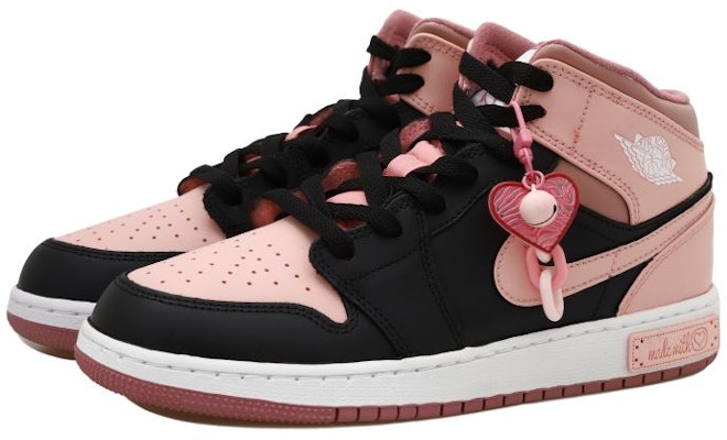 【カスタムシューズ】エアジョーダン1 ロー「ラブレターブラックホワイト」 DQ8423-616(Team拾玖-情意绵绵S-BOX) Shop 【カスタムシューズ】エアジョーダン1 ロー「ラブレターブラックホワイト」 DQ8423-616(Team拾玖-情意绵绵S-BOX)